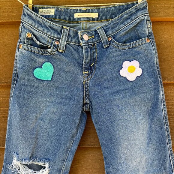 Levi's Noughtie's Bootcut Flower Hear Patches Blue Mid Rise Jeans Size 25 - Picture 2 of 11